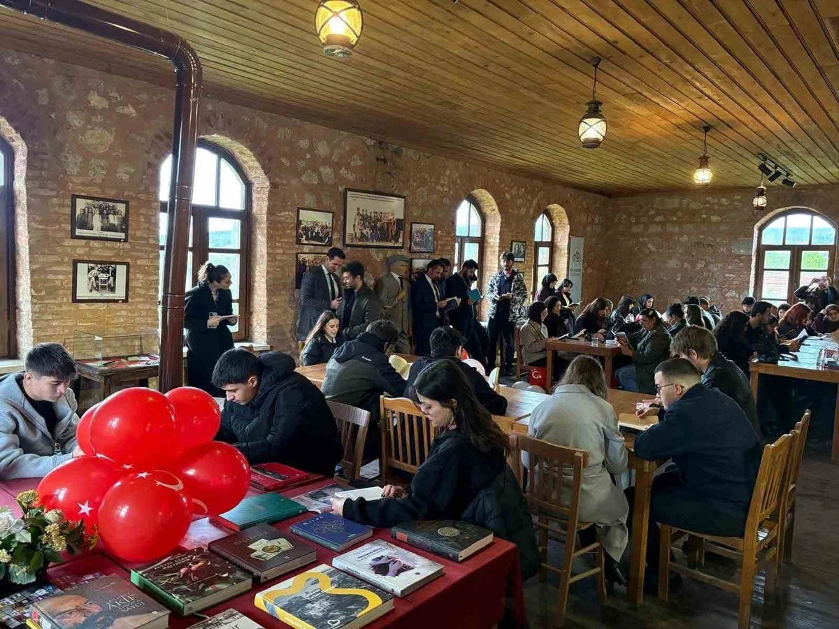 Balıkesir Üniversitesi öğrencileri Akbaş'ta Cumhuriyet için kitap okudu