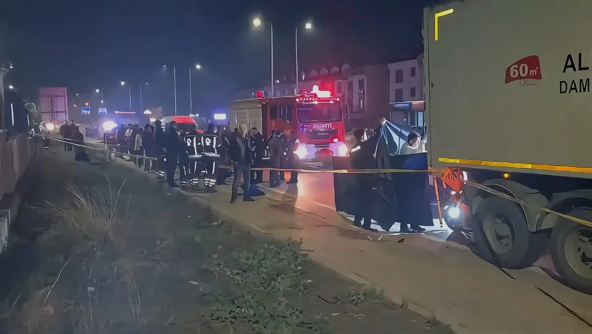 Bandırma'da motosiklet kazası: Park halindeki TIR'a çarpan sürücü hayatını kaybetti