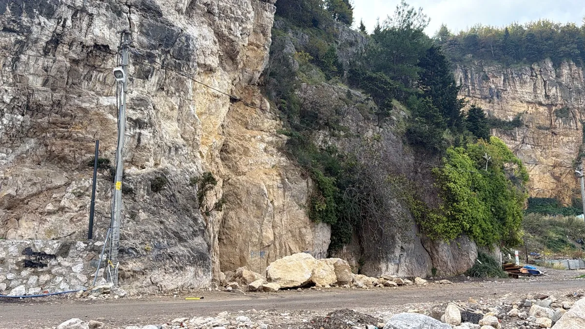 Bartın Amasra'da yamaçtan kopan kayalar karavan alanına düştü