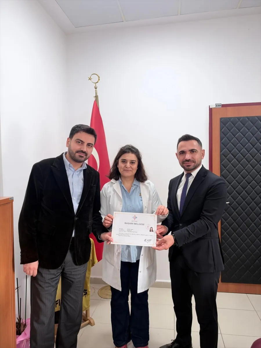 Batman Kozluk Devlet Hastanesi'nde başarılı personele başarı belgesi verildi