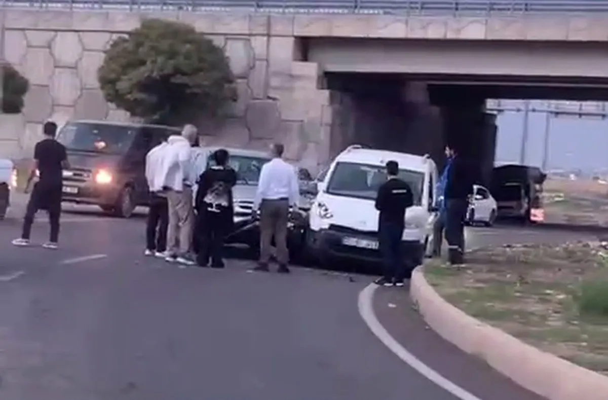 Batman'da üç aracın karıştığı zincirleme trafik kazası ucuz atlatıldı