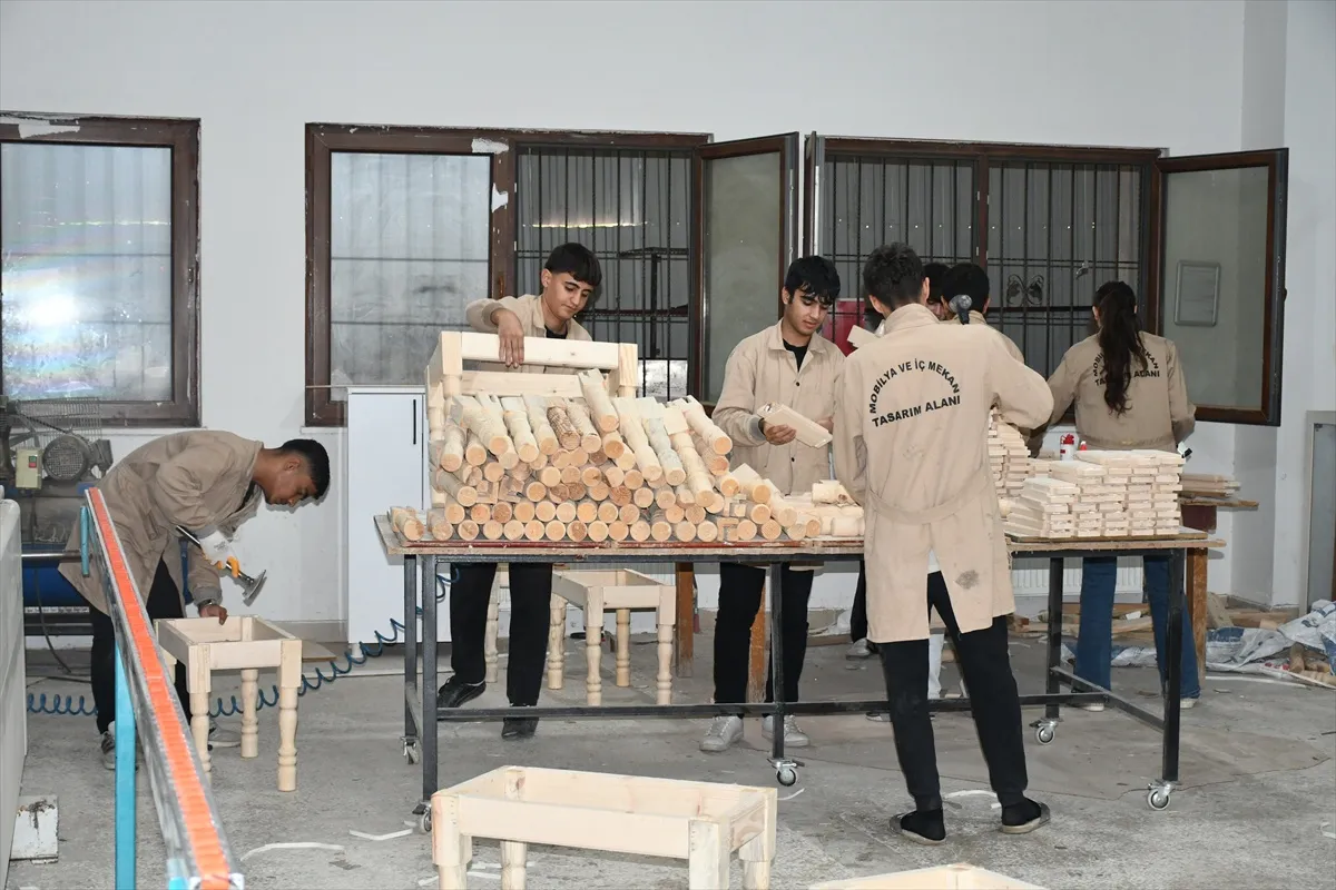 Batman'daki meslek lisesi öğrencileri 60 köy için 2 bin ahşap sedir üretti
