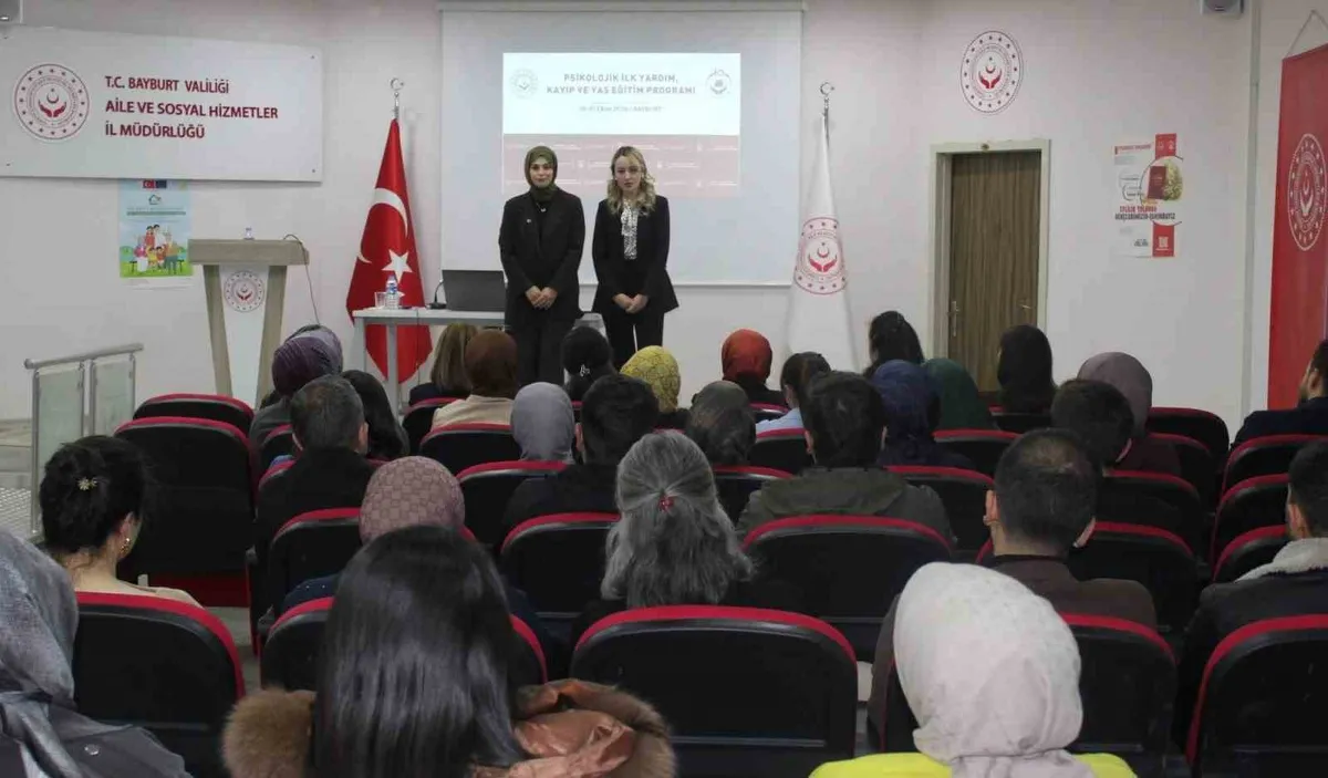 Bayburt Aile ve Sosyal Hizmetler personeline psikolojik ilk yardım eğitimi verildi