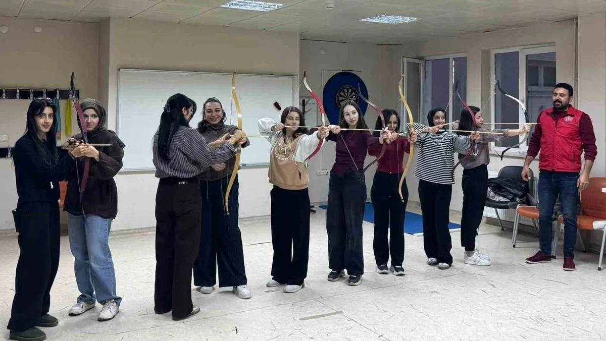 Bayburt Gençlik Merkezi'nde gençler geleneksel okçuluk eğitimi alıyor
