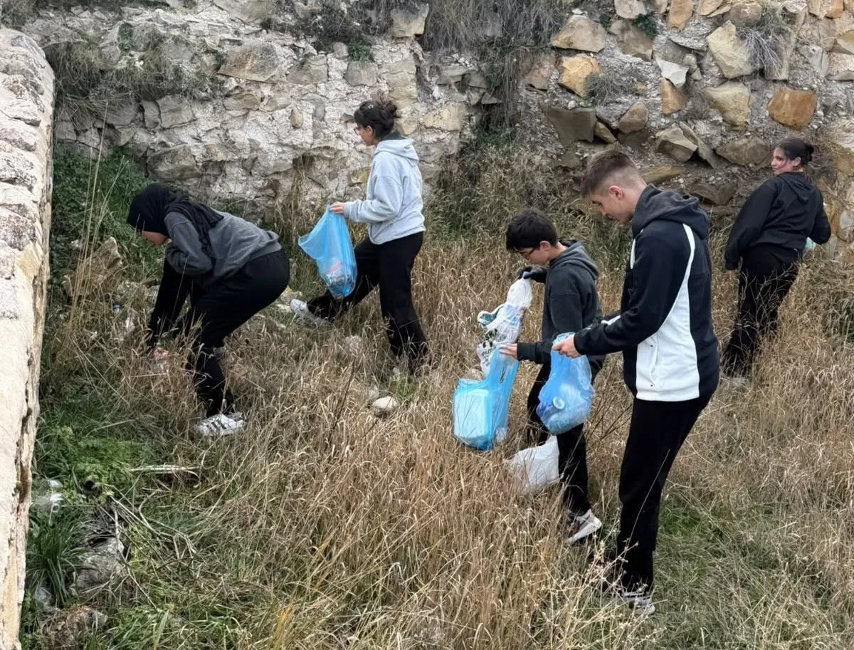 Bayburt Lisesi öğrencileri tarihi Bayburt Kalesi çevresinde temizlik gerçekleştirdi