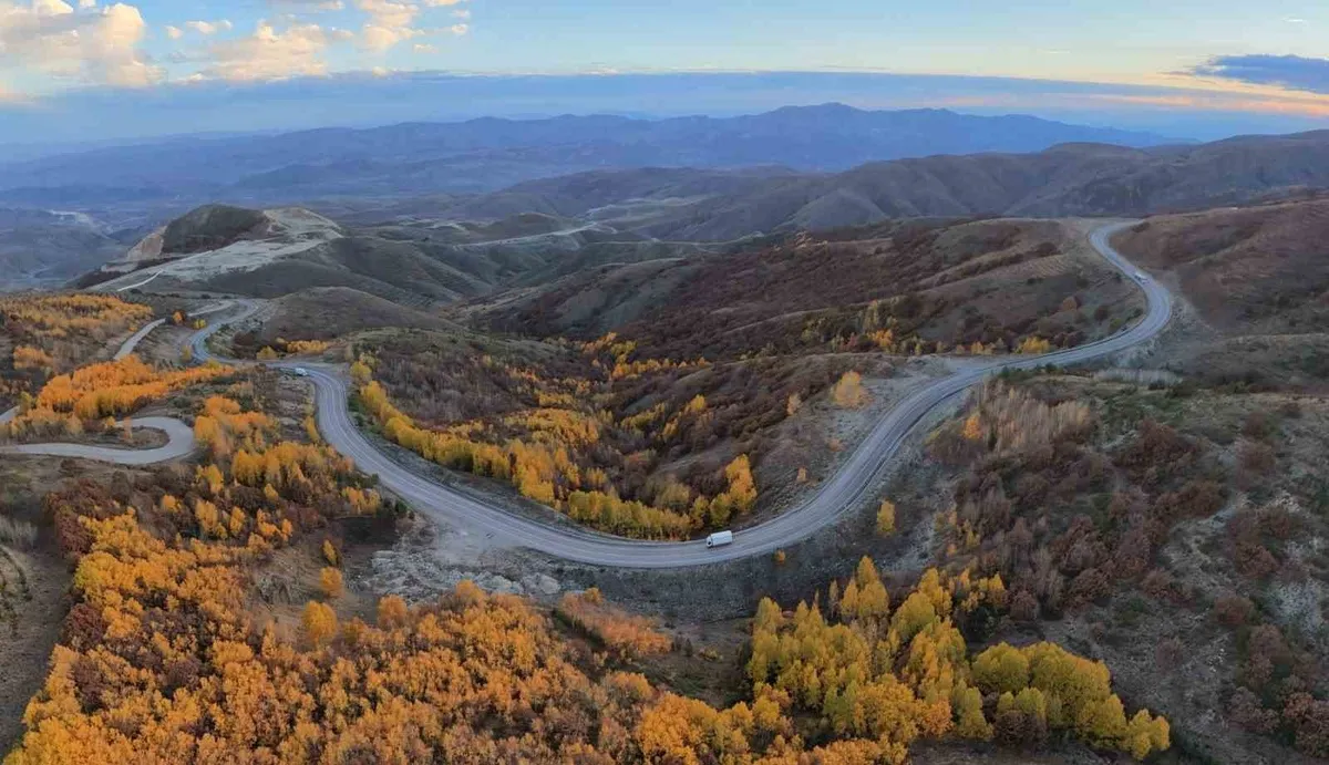 Bayburt ve Erzurum sınırındaki Kop Dağı sonbahar renkleriyle büyülüyor