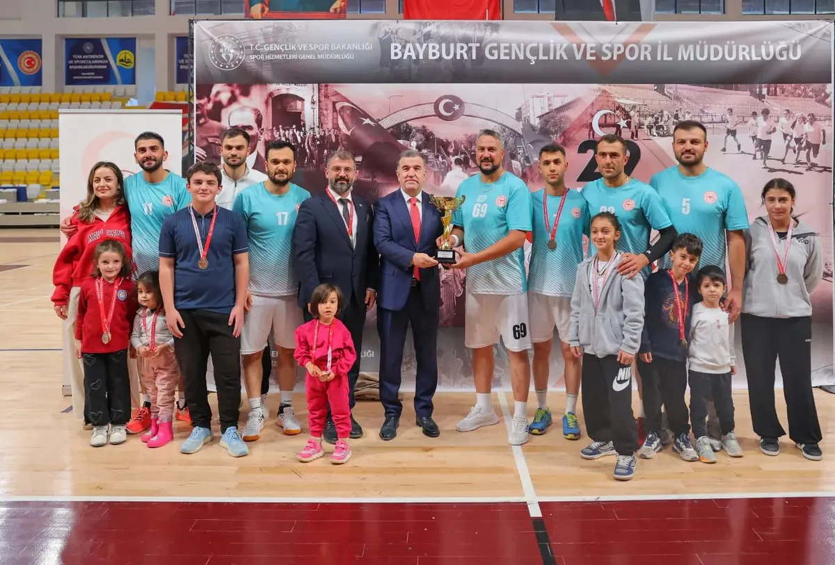 Bayburt'ta düzenlenen Cumhuriyet Kupası Voleybol Turnuvası'nın şampiyonu belli oldu