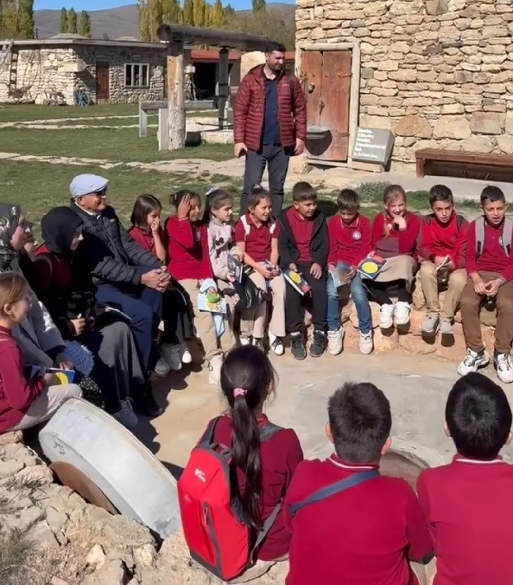 Bayburt'taki ödüllü müzede öğrenciler tandır başında türkülerle buluştu