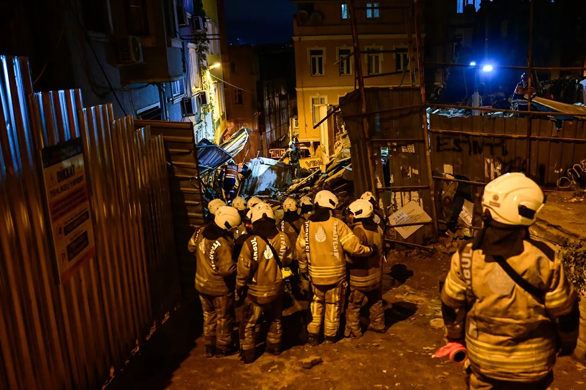 Beyoğlu'nda 4 katlı boş bina çöktü: Ekipler enkaz alanında arama başlattı