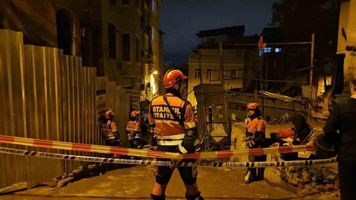 Beyoğlu'nda çöken 5 katlı metruk binada arama çalışmaları tamamlandı