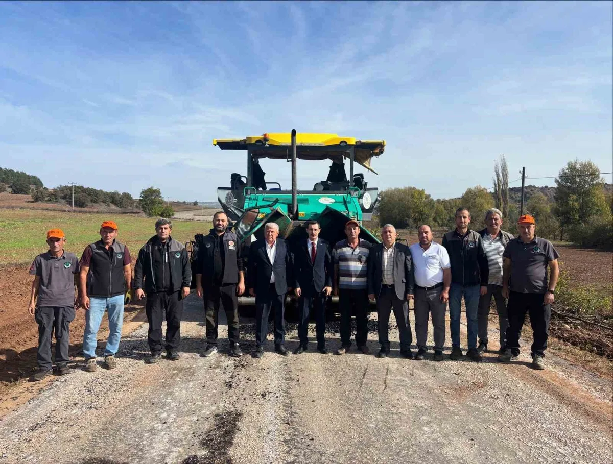 Bilecik Yenipazar-Kükürt yolunda sıcak asfalt çalışmaları tüm hızıyla sürüyor