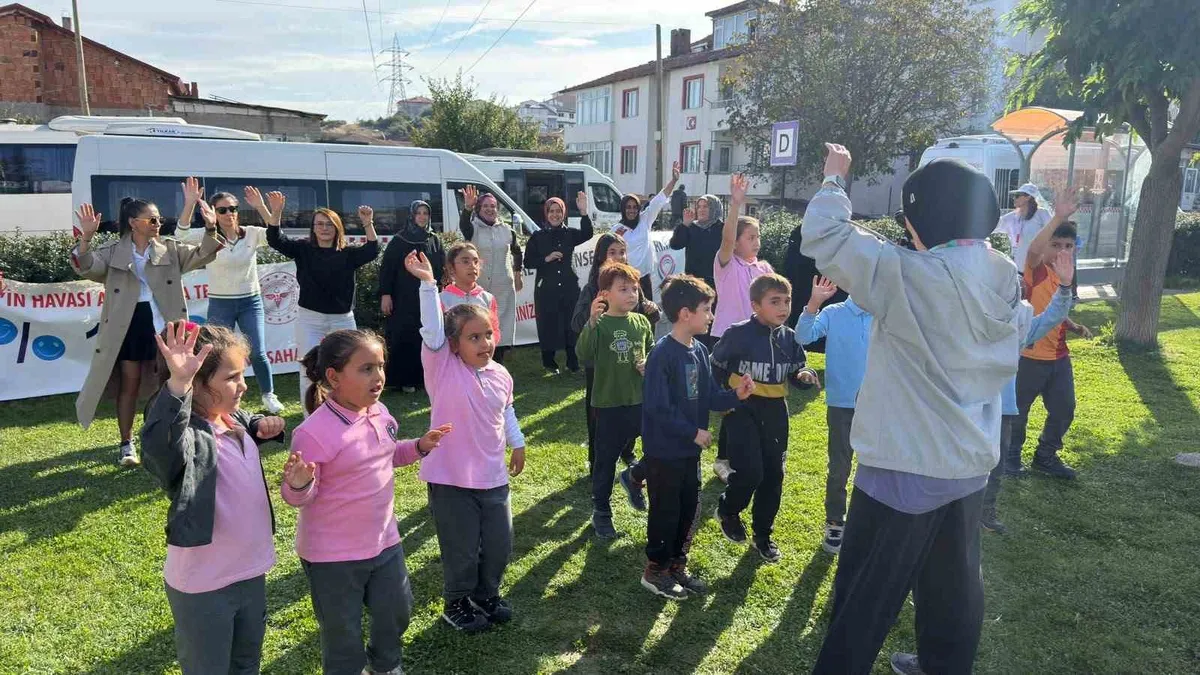 Bilecik'te düzenlenen etkinlikte mahalle sakinleri müzik eşliğinde spor yaptı
