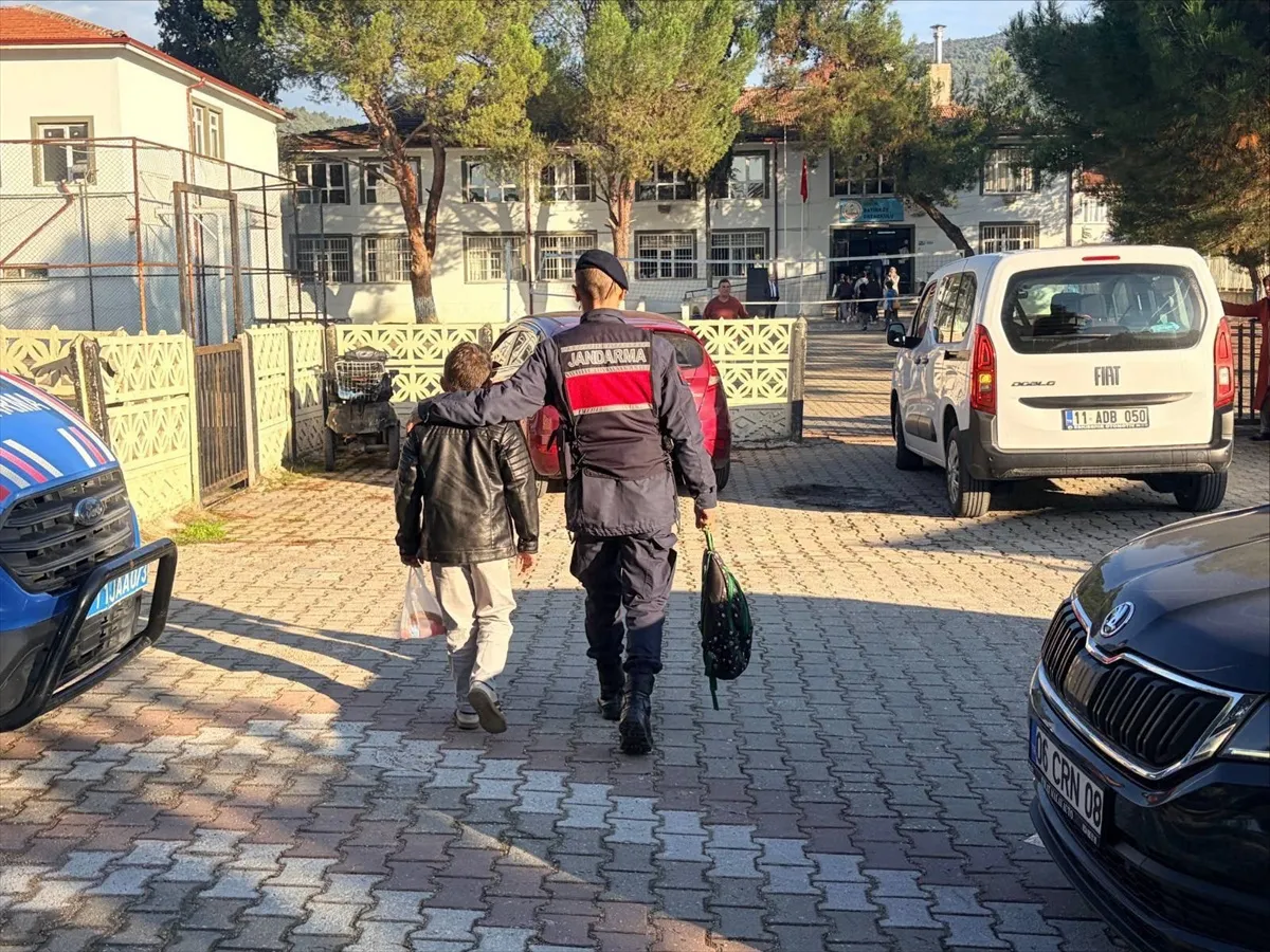 Bilecik'te jandarma ekiplerinden 20 okul çevresinde güvenlik denetimi
