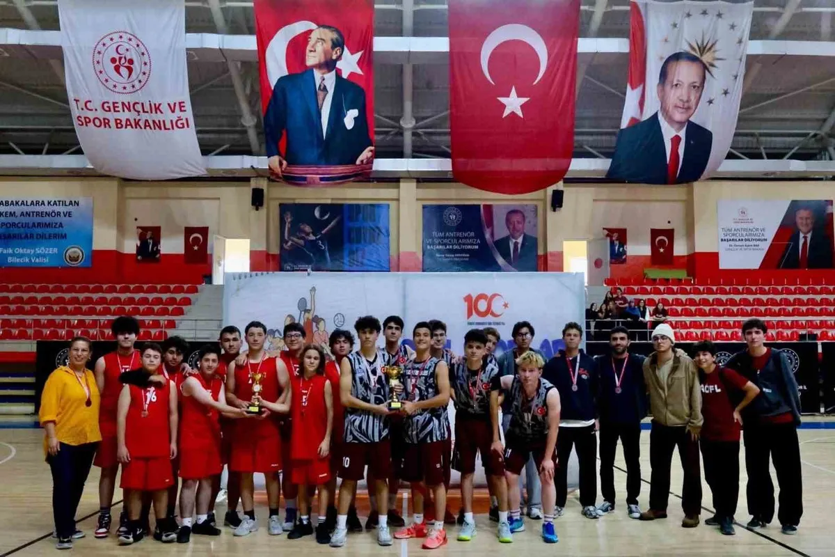 Bilecik'te okul sporları genç erkekler basketbol turnuvasında madalyalar verildi