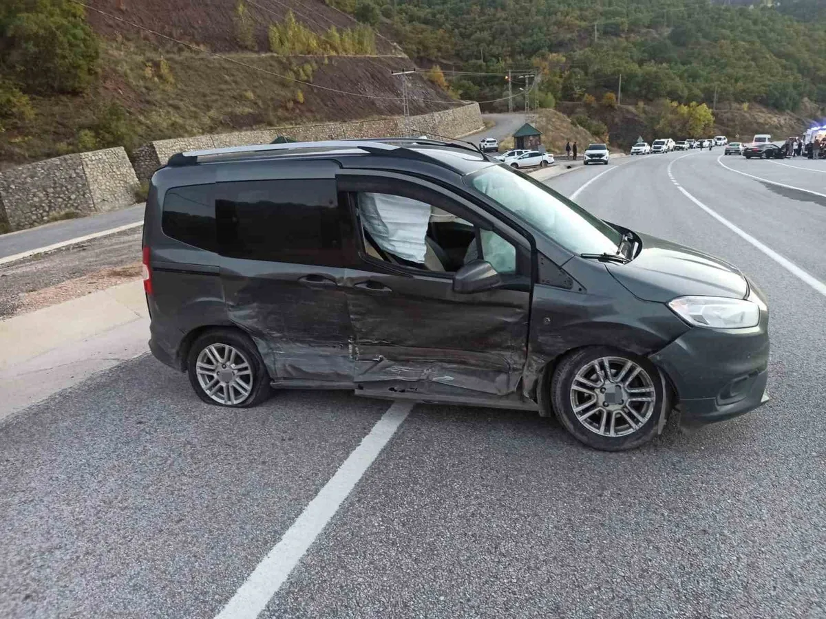 Bingöl-Erzurum kara yolunda meydana gelen trafik kazasında 3 kişi yaralandı