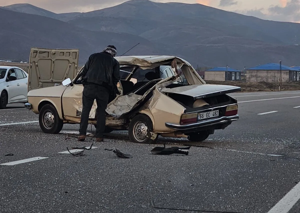 Bingöl Karlıova'da otomobil ile motosiklet çarpıştı: 3 kişi yaralandı