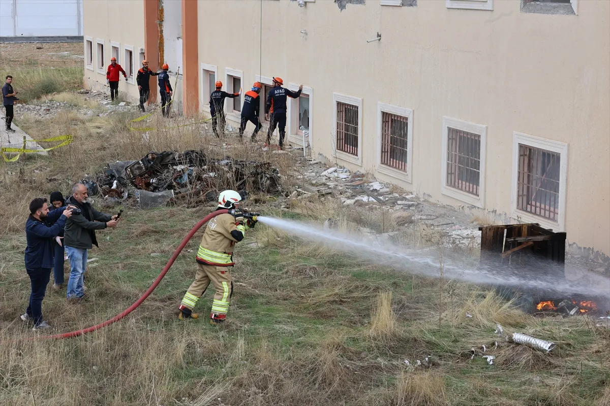 Bingöl'de 200 personelin katılımıyla kapsamlı deprem tatbikatı yapıldı