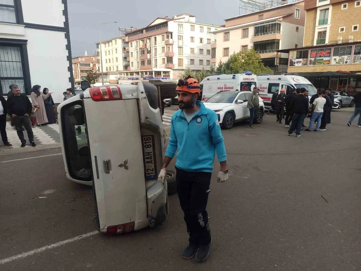 Bingöl'de otomobil ile pikabın karıştığı trafik kazasında 2 kişi yaralandı