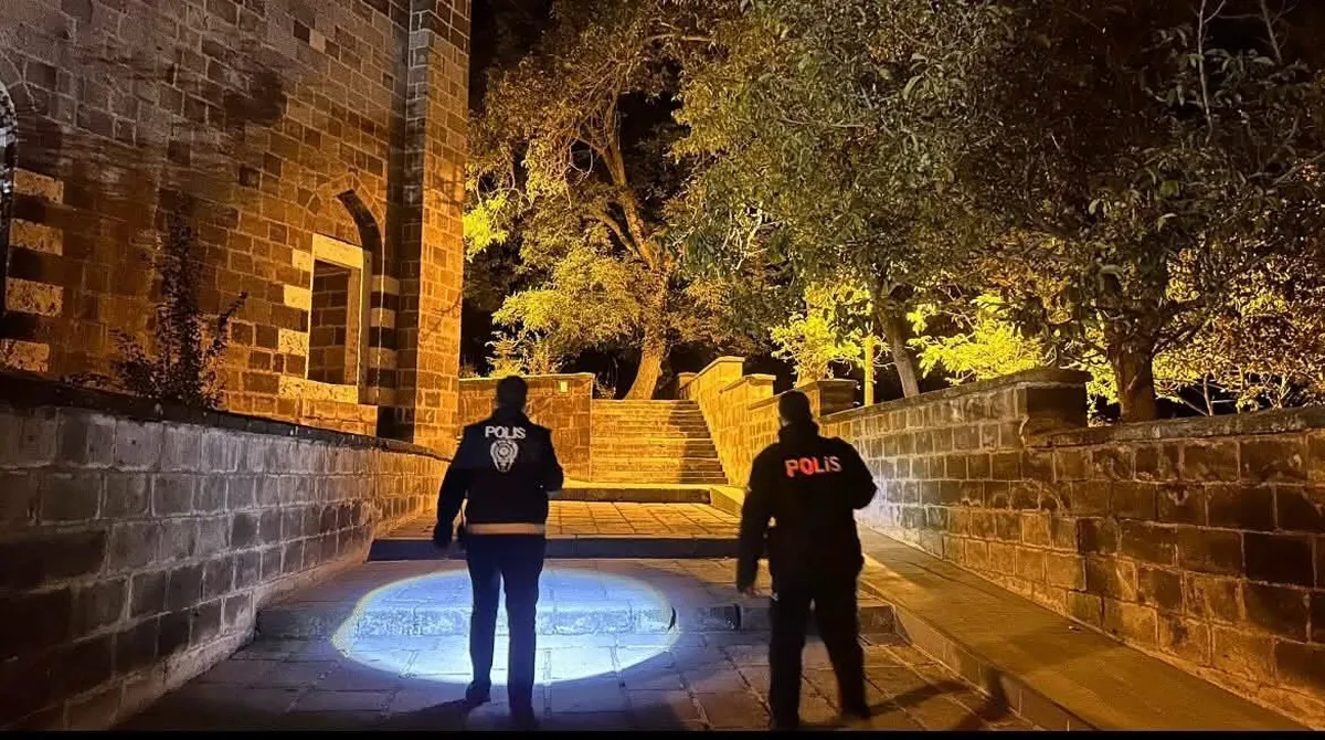 Bitlis Ahlat'ta okul çevreleri ve asayiş noktalarında denetimler sürüyor