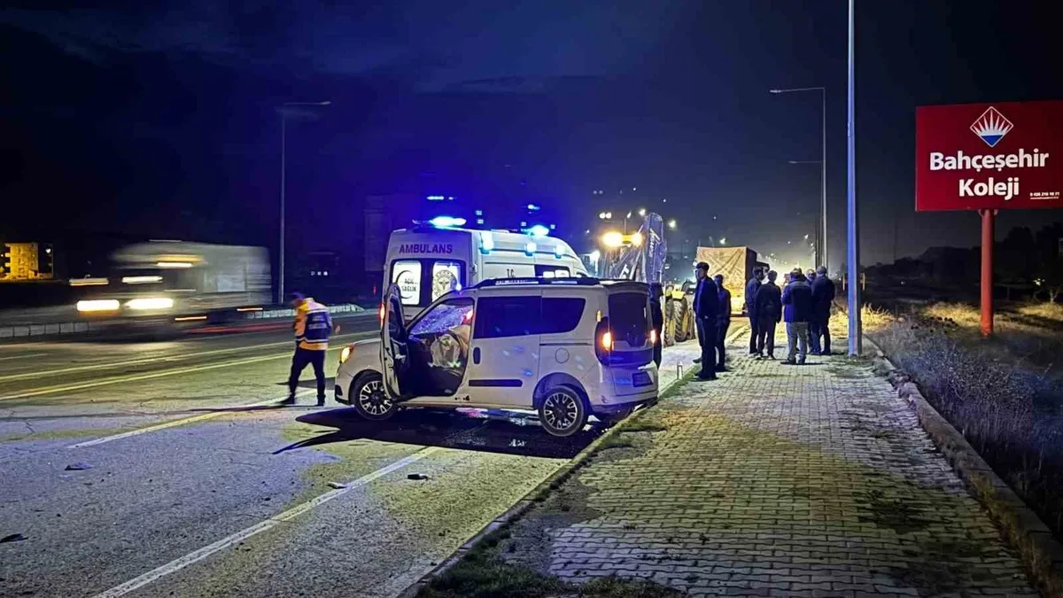 Bitlis-Muş kara yolunda kepçe ile otomobil çarpıştı: 1 yaralı