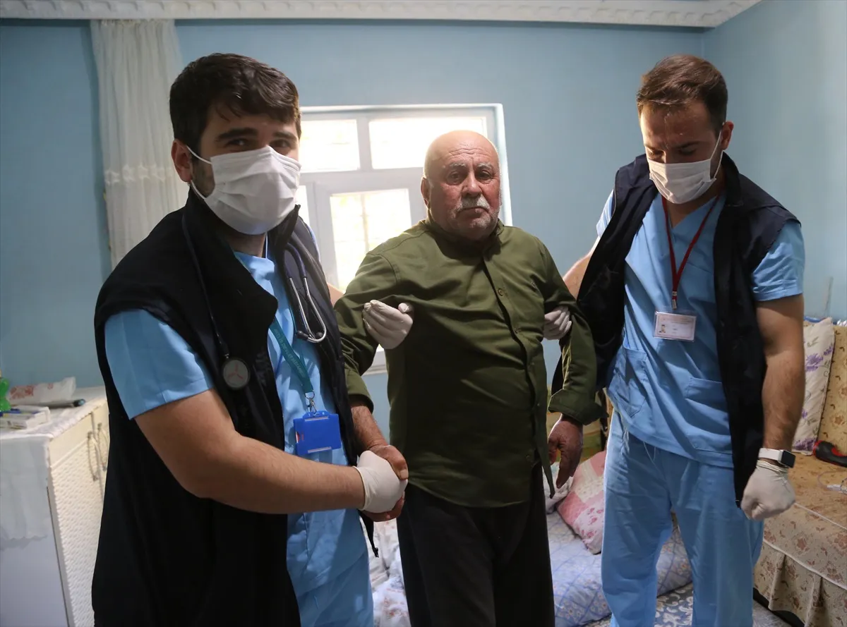 Bitlis Mutki'de sağlık ekipleri köylere giderek 175 hastayı evinde muayene ediyor