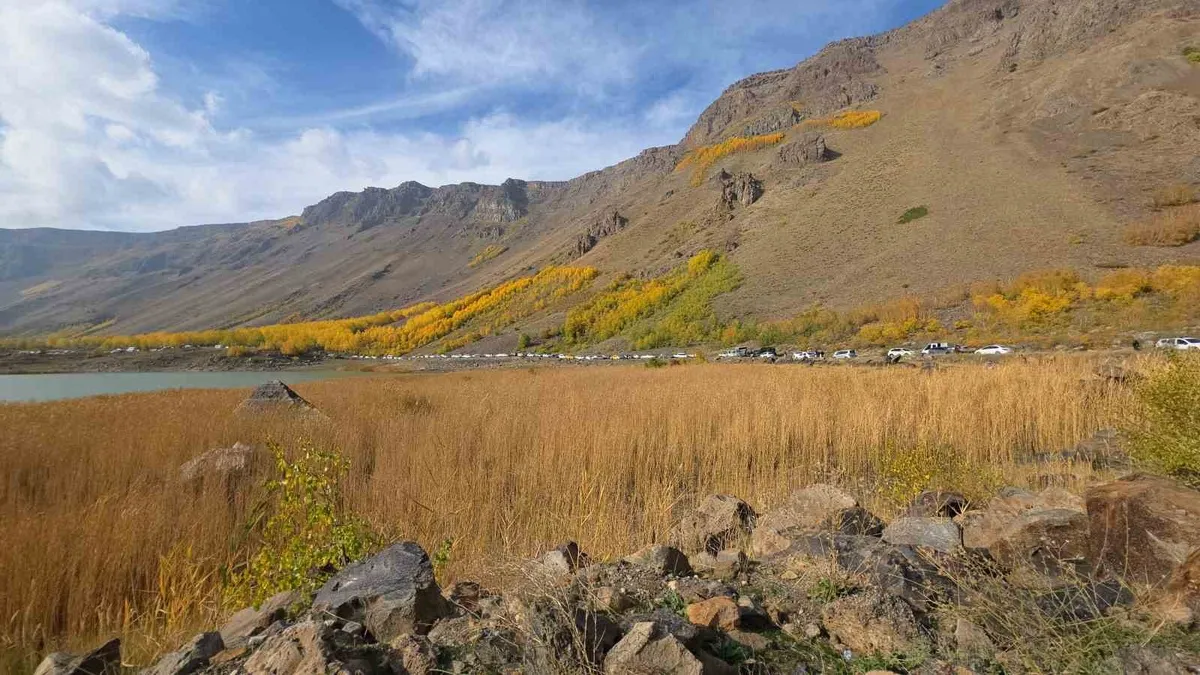 Bitlis Nemrut Kalderası'nda yoğun ziyaretçi trafiği jandarmayı harekete geçirdi