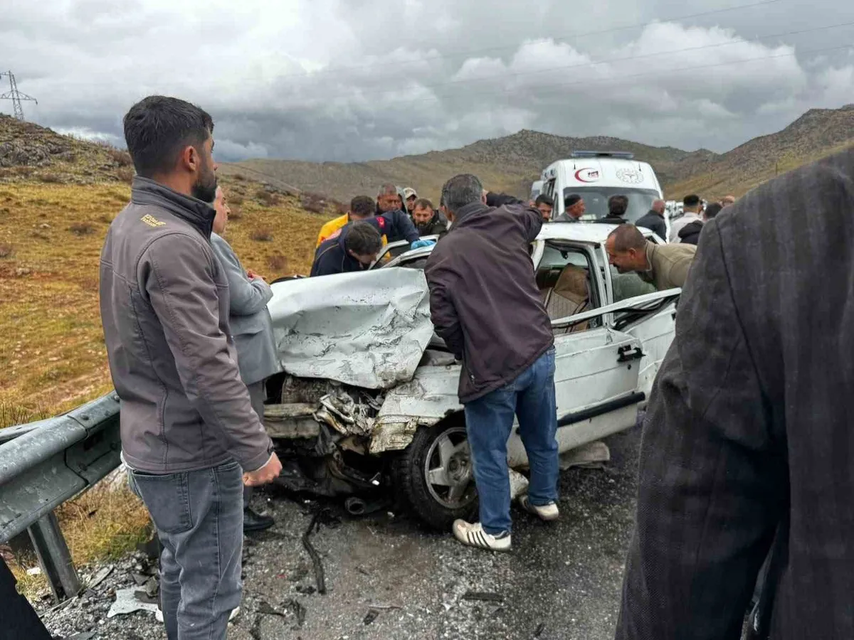 Bitlis Yolalan'da iki otomobilin çarpıştığı kazada 5 kişi yaralandı