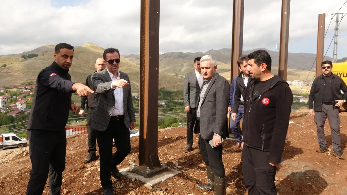 Bitlis'te çığ riskine karşı 1270 metrelik kar perdesi inşa ediliyor