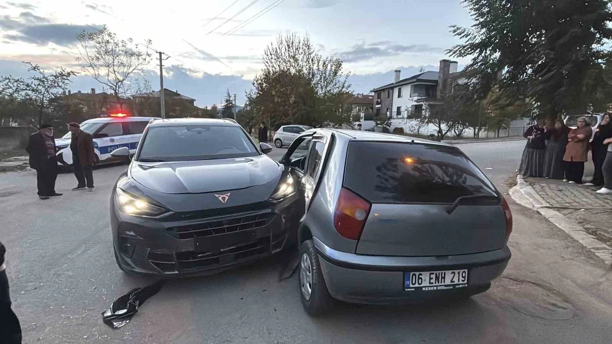 Bolu Sağlık Mahallesi'nde meydana gelen trafik kazasında 4 kişi yaralandı