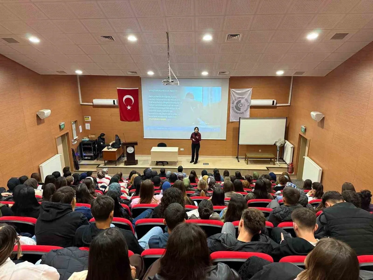 Bolu Seben'de üniversite öğrencilerine madde bağımlılığı eğitimi verildi