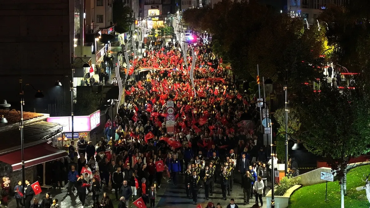 Bolu'da 29 Ekim Cumhuriyet Bayramı fener alayı ile coşkuyla kutlandı