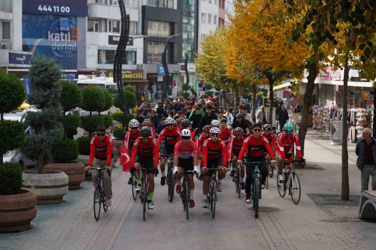 Bolu'da Cumhuriyet'in 103'üncü yıl dönümü için bisiklet turu düzenlendi