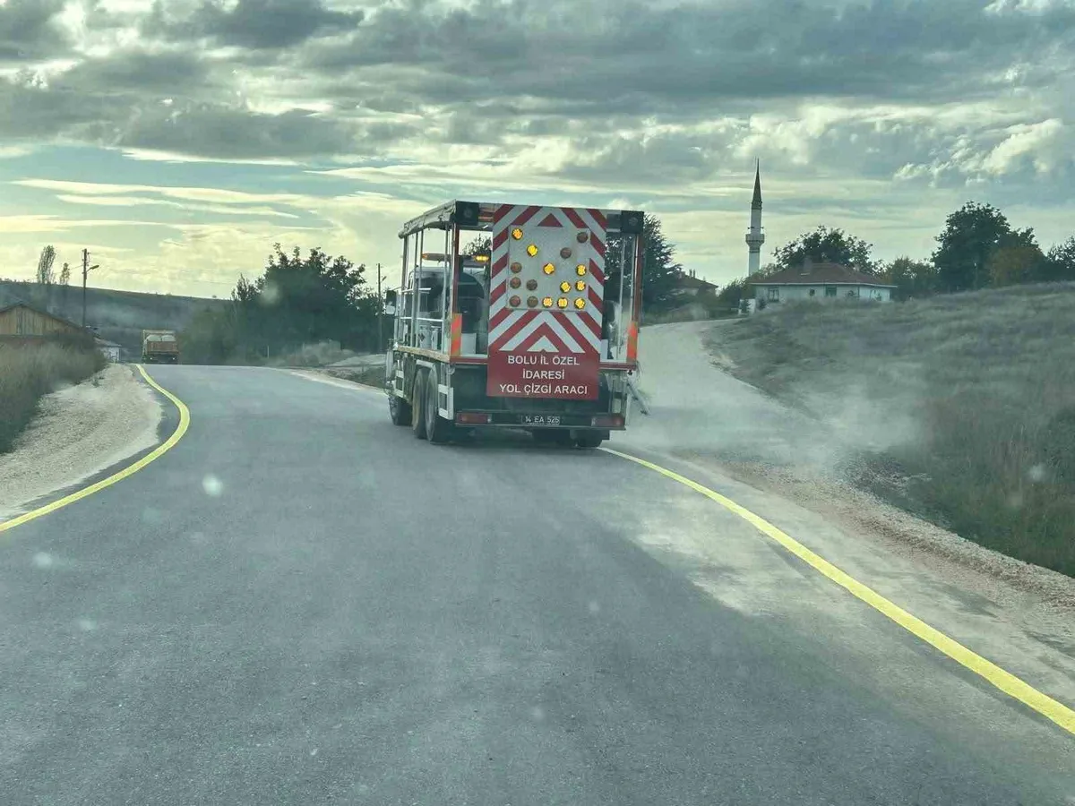 Bolu'da köy yollarında bakım ve yol çizgi çalışmaları hız kesmeden devam ediyor