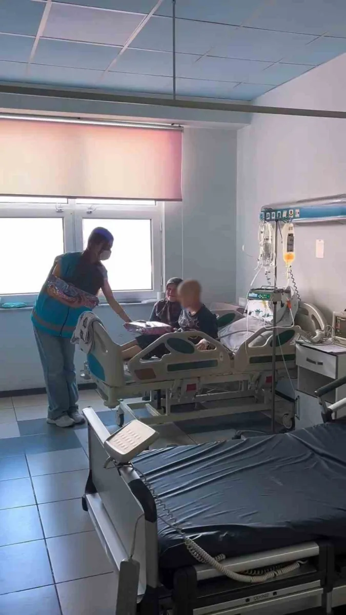 Bolu'da üniversite öğrencileri tedavi gören çocukları hediyelerle sevindirdi