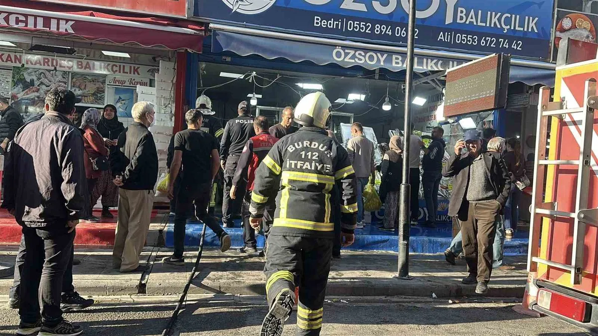 Burdur'da balıkçıda çıkan baca yangını sırasında satışlar devam etti