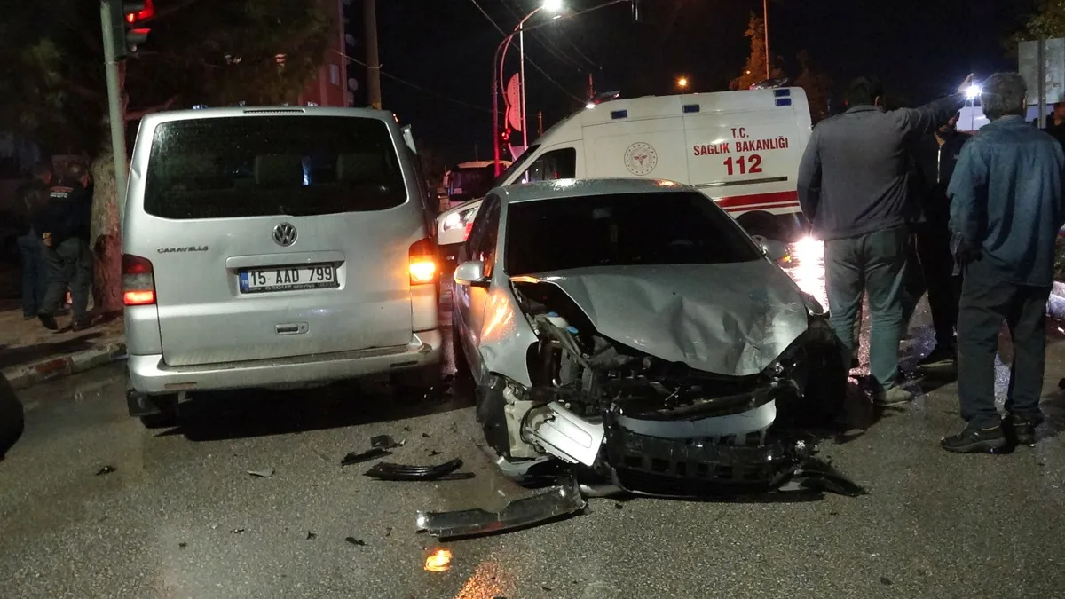 Burdur'da öğrenci servisi ile otomobil çarpıştı: 12 öğrenci hastaneye kaldırıldı