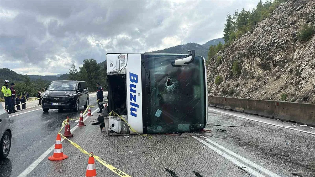 Burdur'un Ağlasun ilçesinde devrilen yolcu otobüsünde 1 kişi hayatını kaybetti