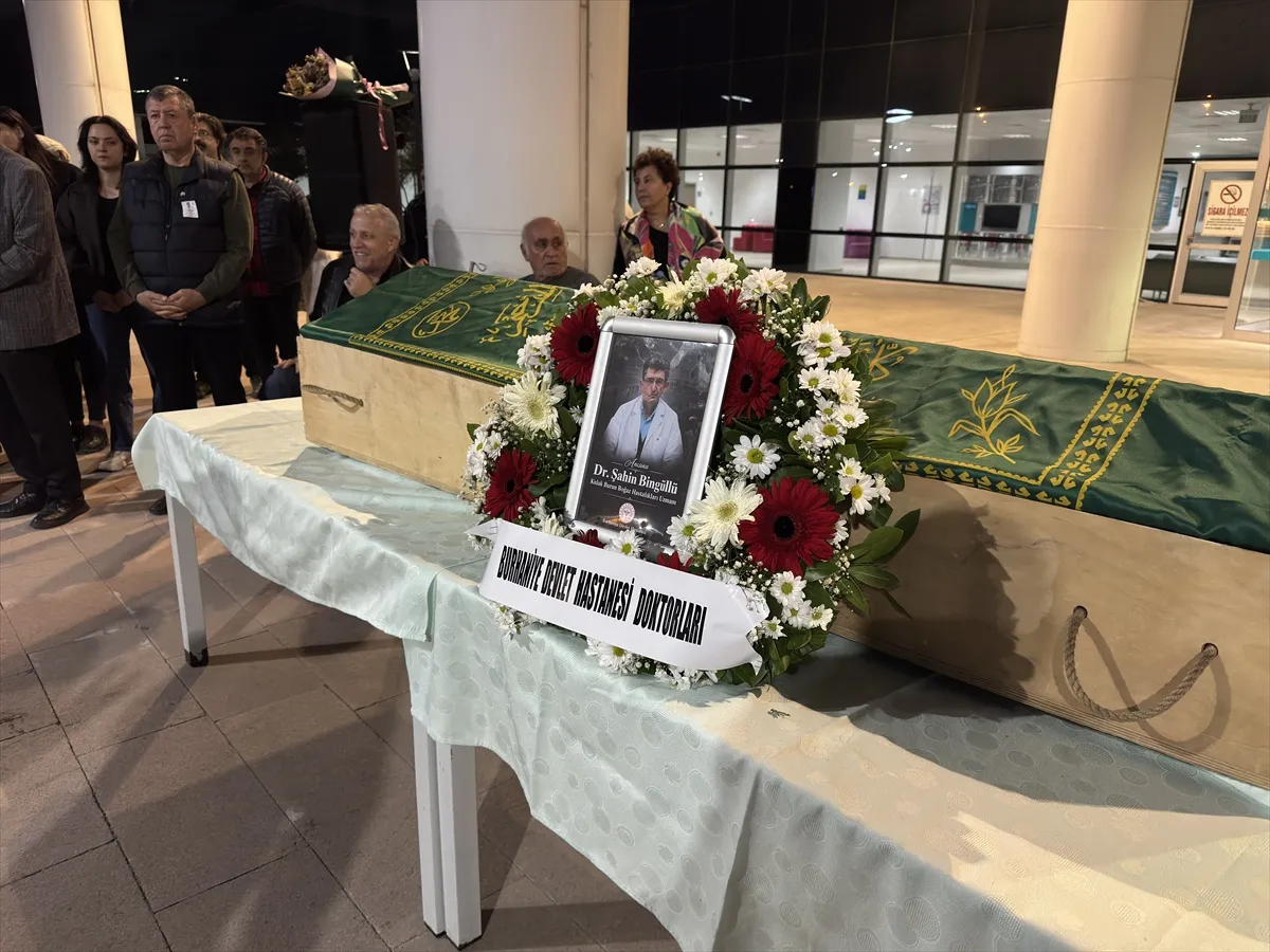Burhaniye Devlet Hastanesi'nde Op. Dr. Şahin Bingüllü için veda töreni