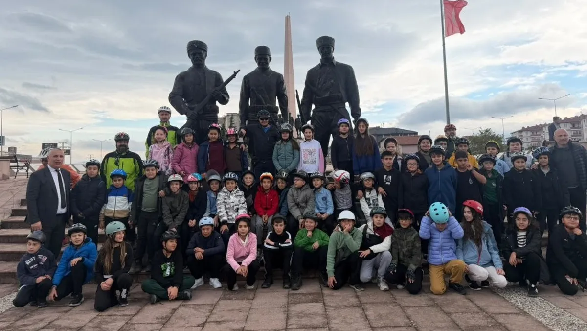 Burhaniye'de 49 öğrenci Cumhuriyet'in 103. yılı için pedal çevirdi
