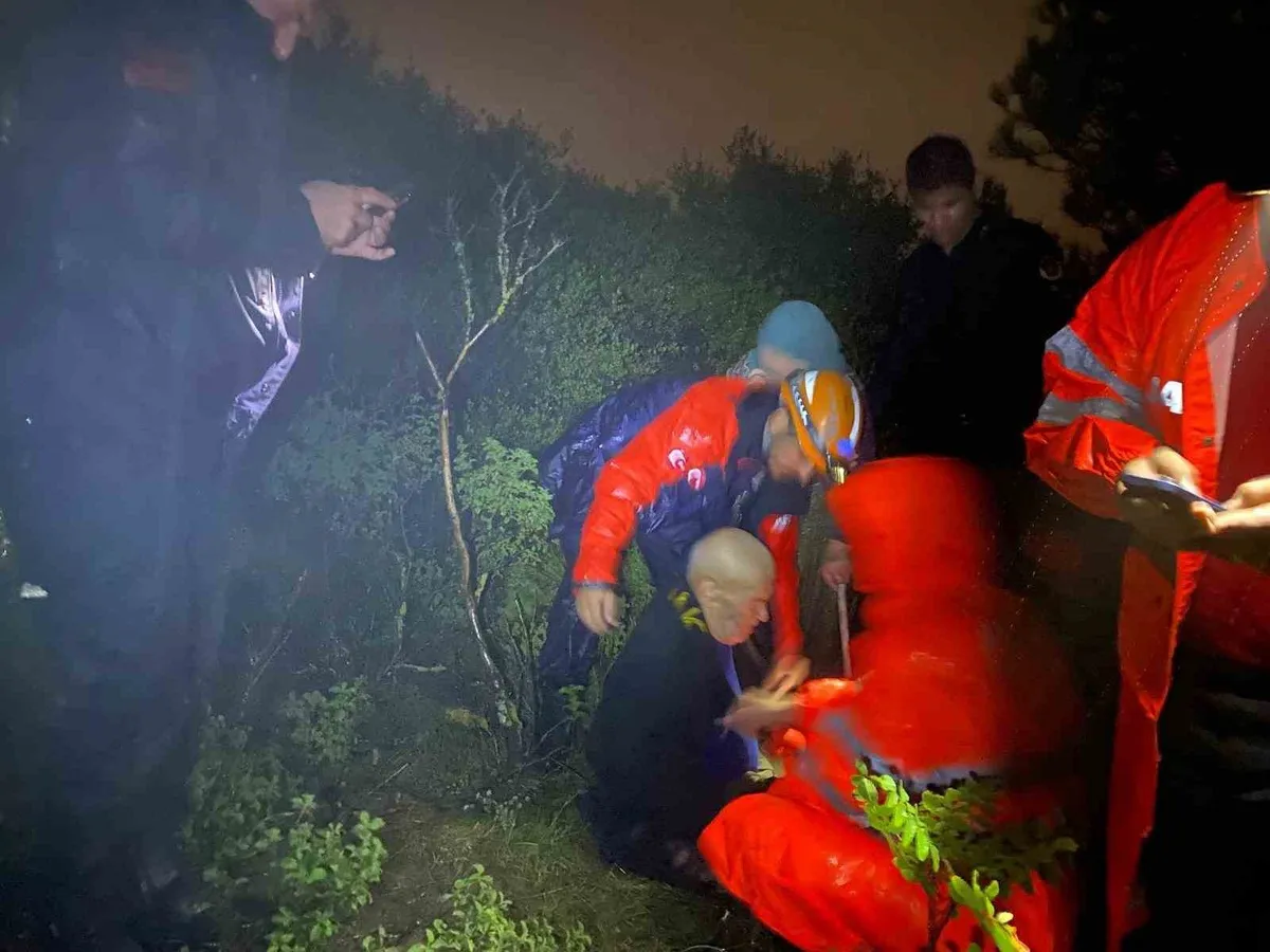 Bursa Gemlik'te mantar toplarken kaybolan yaşlı çift jandarma tarafından kurtarıldı