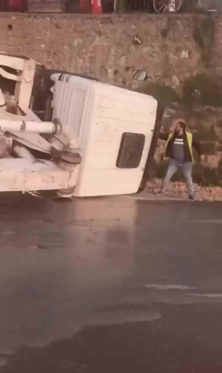 Bursa Uludağ yolunda devrilen vinç trafiği ve çevreyi hareketlendirdi
