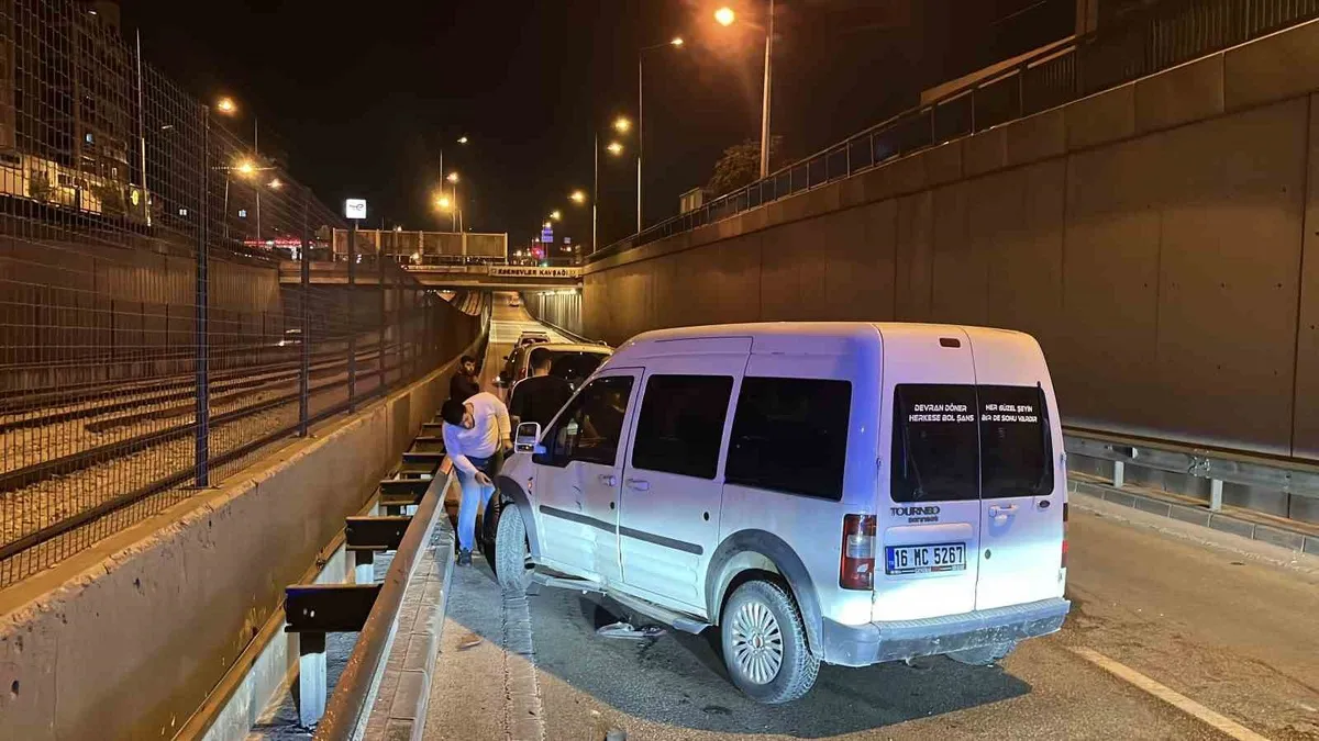 Bursa Yıldırım'da ehliyetsiz motosiklet sürücüsü otomobile çarptı