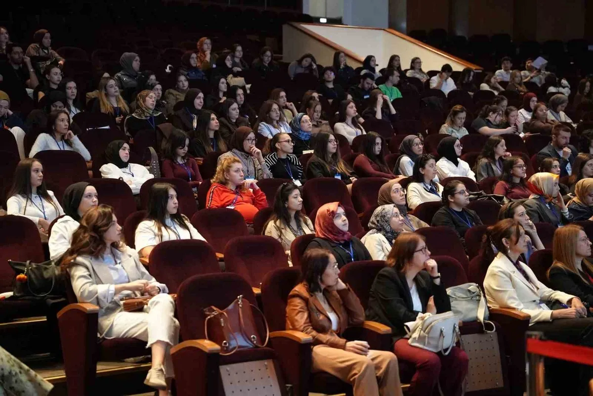 Bursa'da düzenlenen anne sütü sempozyumu 500 katılımcıyı bir araya getirdi