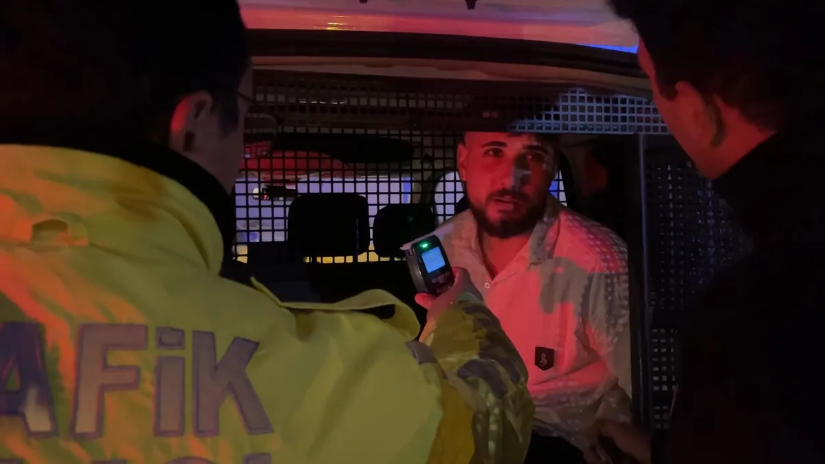 Bursa'da polisten kaçan alkollü sürücü trafik lambasına çarptı