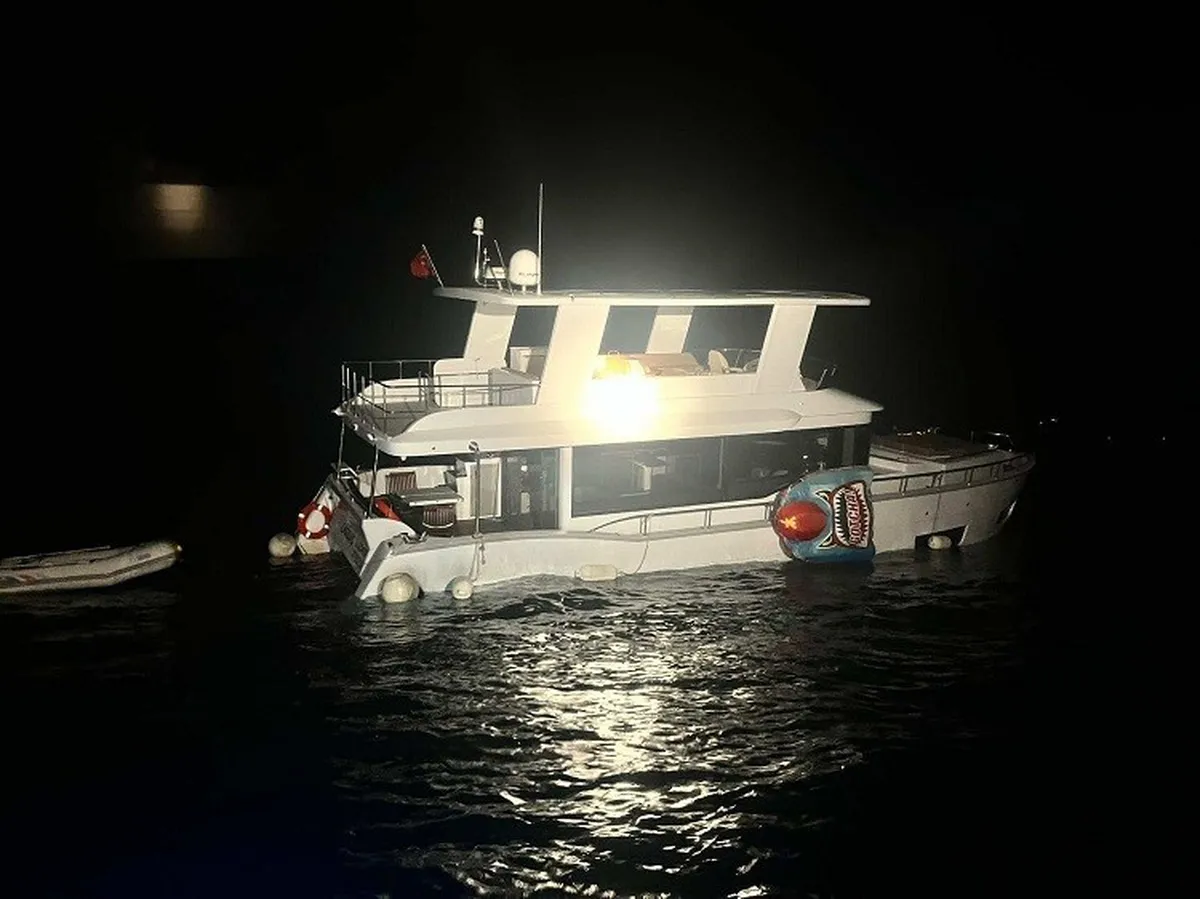 Çanakkale Ayvacık açıklarında su alan teknedeki 2 kişi kurtarıldı