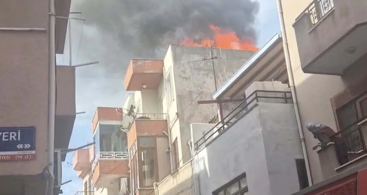 Çanakkale'de bir binanın çatı katında çıkan yangın kontrol altına alındı