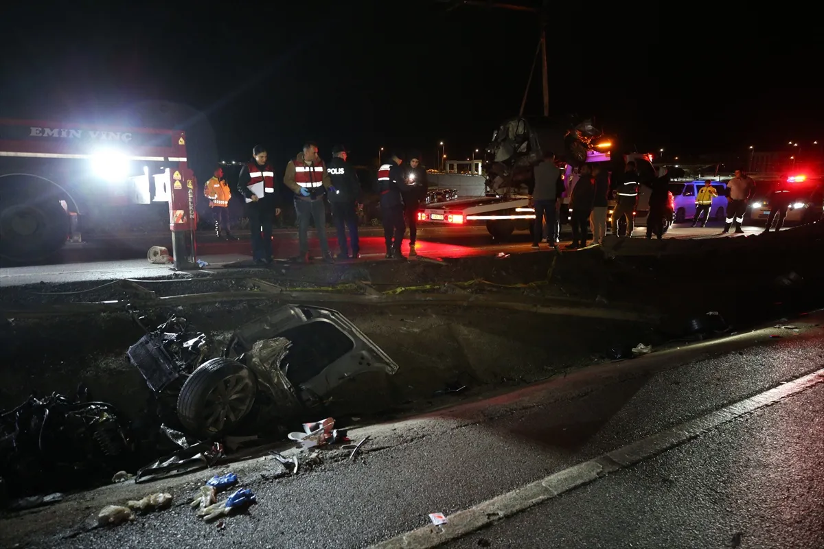 Çanakkale'de otomobilin aydınlatma direğine çarpması sonucu 2 kişi yaşamını yitirdi