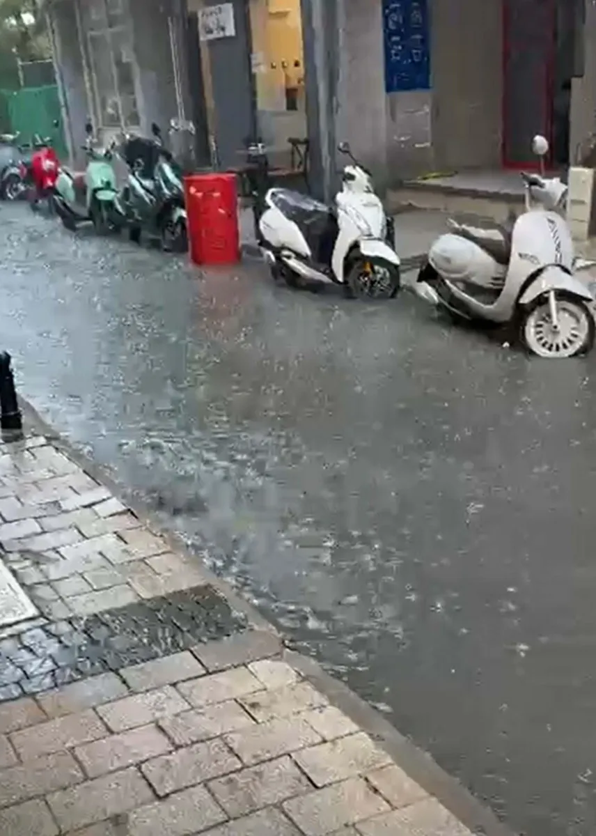 Çanakkale'de şiddetli sağanak yağış cadde ve sokakları göle çevirdi