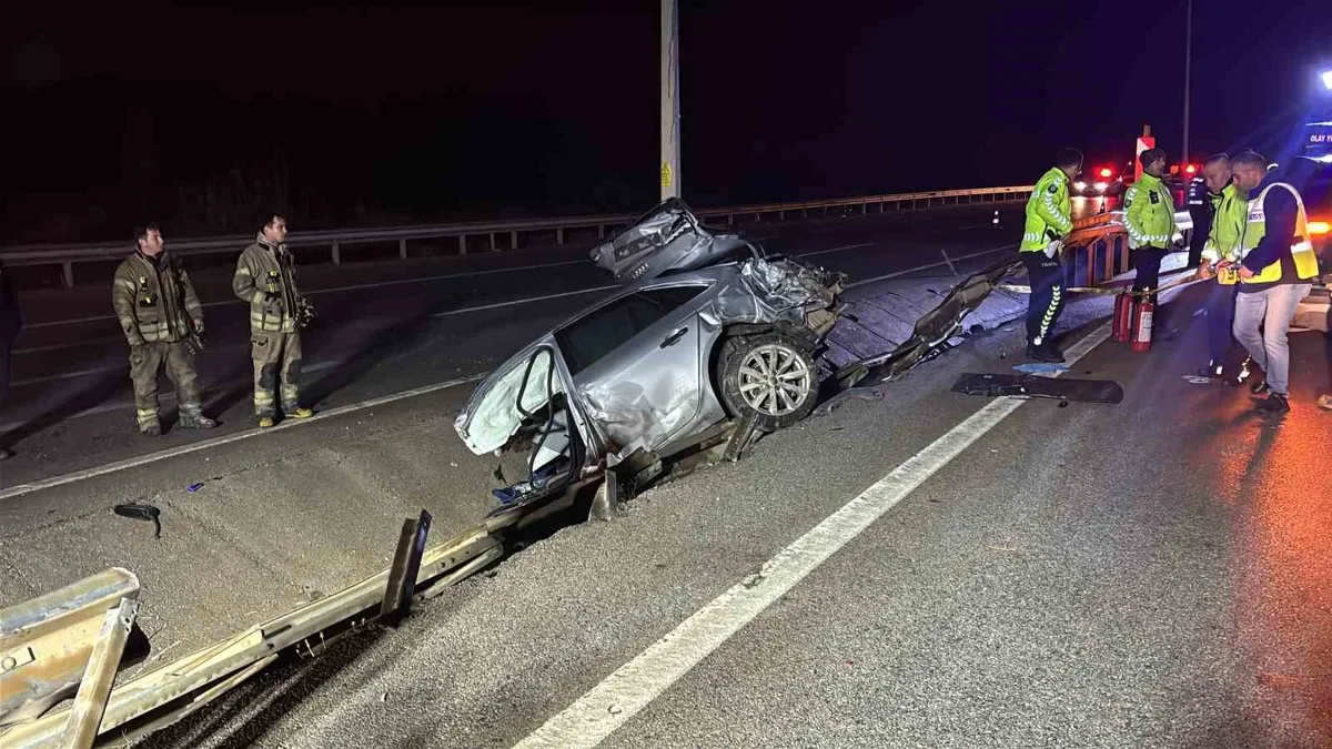 Çanakkale'de trafik kazası: Elektrik direğine çarpan otomobilde 2 genç öldü