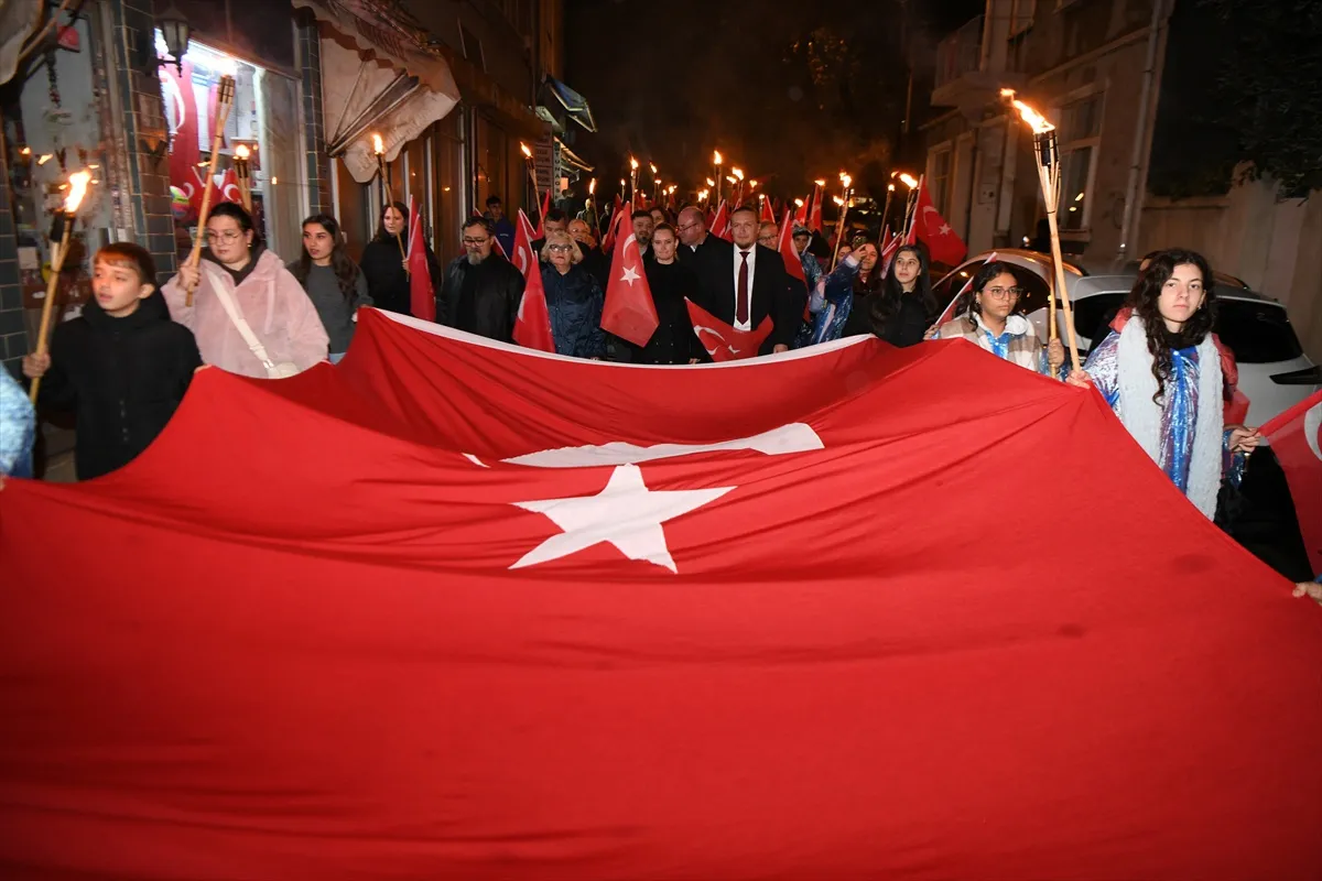 Çanakkale'nin Gelibolu ve Lapseki ilçelerinde coşkulu fener alayı yürüyüşleri